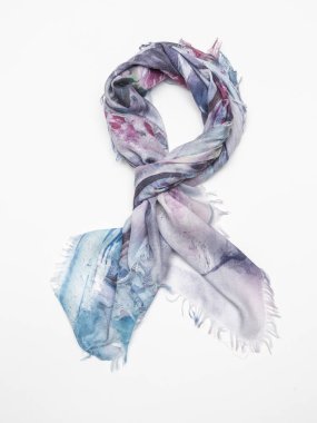 Beyaz arka plan üzerinde çok renkli atkı. Üstten Görünüm.