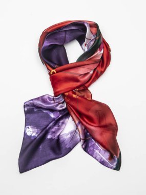 Beyaz arka plan üzerinde çok renkli İpek eşarp. Üstten Görünüm.