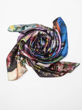 Beyaz arka plan üzerinde çok renkli İpek eşarp. Üstten Görünüm.