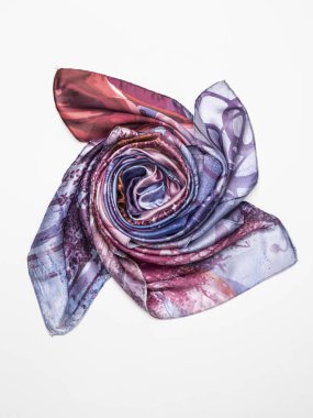 Beyaz arka plan üzerinde çok renkli İpek eşarp. Üstten Görünüm.