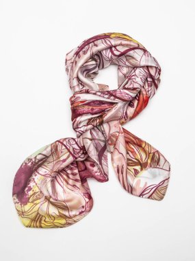 Beyaz arka plan üzerinde çok renkli İpek eşarp. Üstten Görünüm.