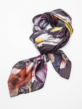 Beyaz arka plan üzerinde çok renkli İpek eşarp. Üstten Görünüm.