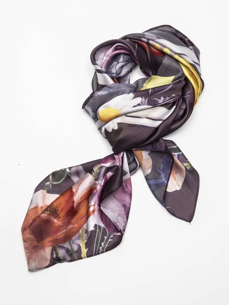 Beyaz arka plan üzerinde çok renkli İpek eşarp. Üstten Görünüm.