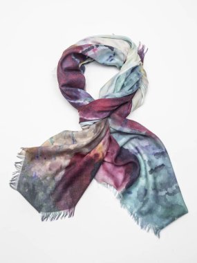 Beyaz arka plan üzerinde çok renkli atkı. Üstten Görünüm.