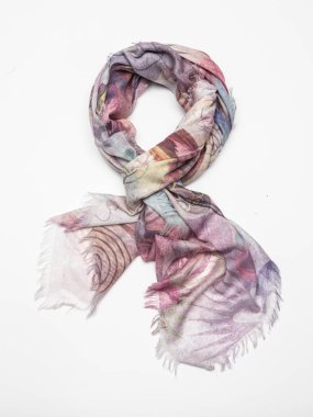 Beyaz arka plan üzerinde çok renkli atkı. Üstten Görünüm.