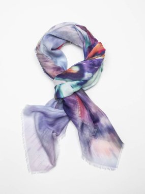 Beyaz arka plan üzerinde çok renkli atkı. Üstten Görünüm.