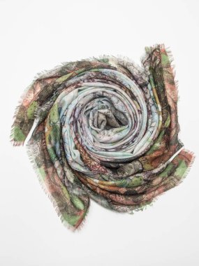 Beyaz arka plan üzerinde çok renkli atkı. Üstten Görünüm.