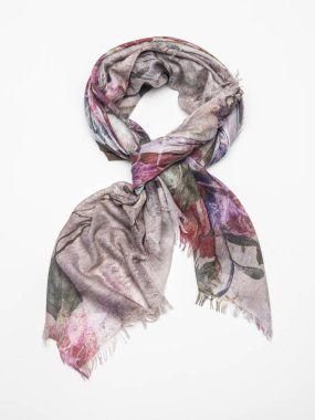 Beyaz arka plan üzerinde çok renkli atkı. Üstten Görünüm.