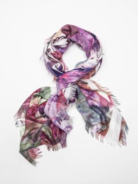 Beyaz arka plan üzerinde çok renkli atkı. Üstten Görünüm.