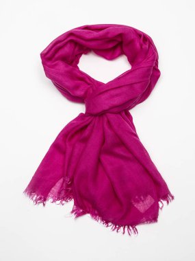 Beyaz zemin üzerine kırmızı eşarp. Üstten Görünüm.