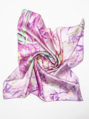 Beyaz arka plan üzerinde çok renkli İpek eşarp. Üstten Görünüm.