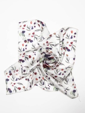 Beyaz arka plan üzerinde çok renkli İpek eşarp. Üstten Görünüm.