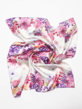 Beyaz arka plan üzerinde çok renkli İpek eşarp. Üstten Görünüm.