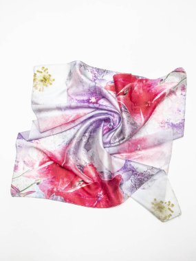 Beyaz arka plan üzerinde çok renkli İpek eşarp. Üstten Görünüm.