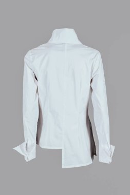 Beyaz gömlek gri arka plan üzerinde izole kadınlar için