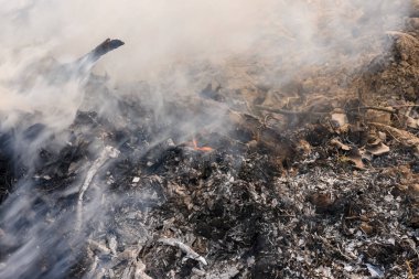 Yanık bir yangından dolayı yerde yanan kömürler.