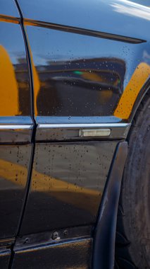 Araba yıkamada siyah araba, vücutta yansımalar.