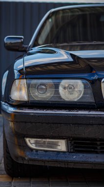 Araba yıkamada siyah araba, vücutta yansımalar.