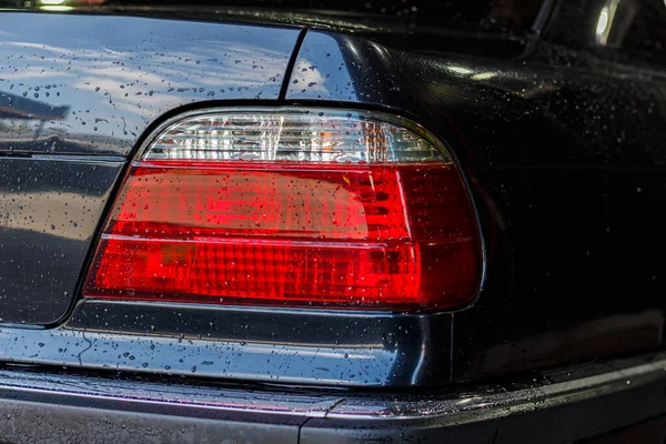 Araba yıkamada siyah araba, vücutta yansımalar.