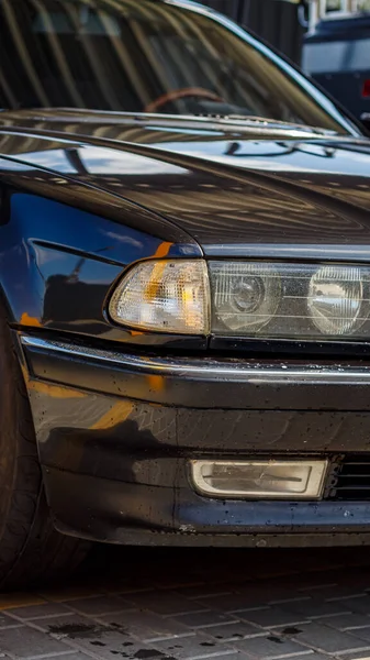 Araba yıkamada siyah araba, vücutta yansımalar.