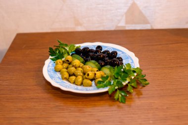 Siyah ve yeşil zeytin tabağı: aperatif, taze sebze, sağlıklı beslenme.