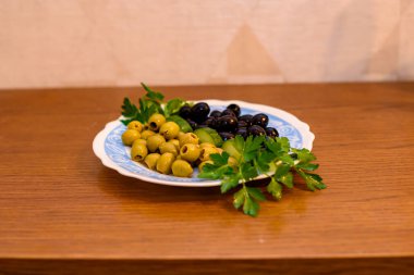 Siyah ve yeşil zeytin tabağı: aperatif, taze sebze, sağlıklı beslenme.