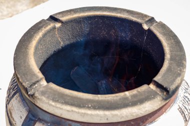 Geleneksel kil tandoor fırını, açık hava yemekleri için klasik seramik sokak sobası, şatodan yapılmış ve desenlerle süslenmiş.