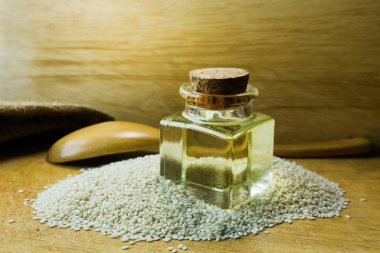 Eski ahşap bir masa üzerinde beyaz susam.