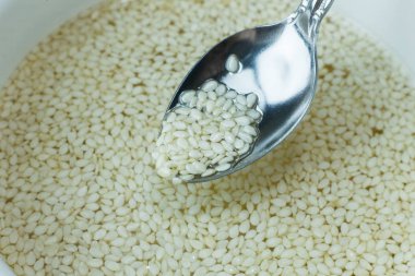 Eski ahşap bir masa üzerinde beyaz susam.