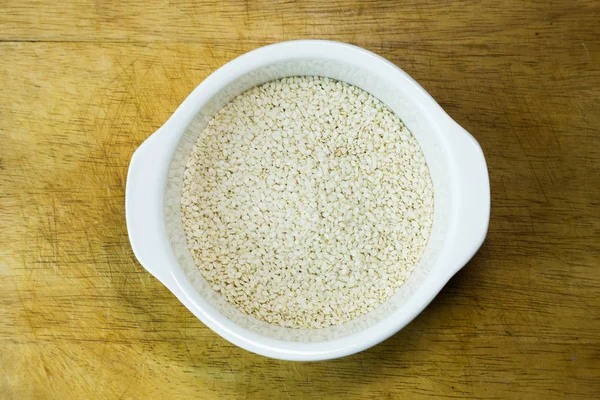 Sementes Sésamo Branco Uma Mesa Madeira Velha — Fotografia de Stock