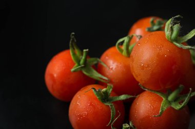 Siyah tablo arka plan üzerinde taze domates yakından.