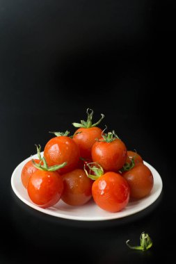 Siyah tablo arka plan üzerinde taze domates yakından.