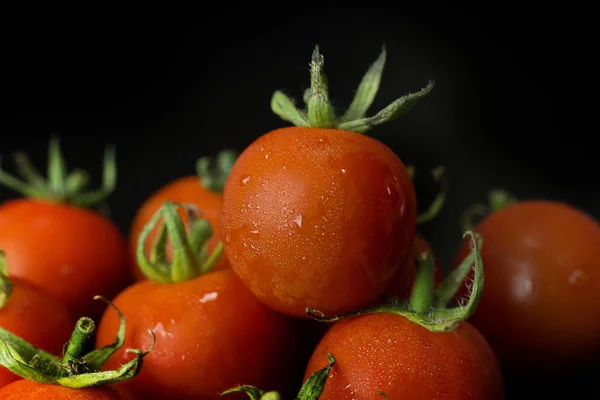 Die Nahaufnahme Frische Tomaten Auf Schwarzem Tischhintergrund — Stockfoto