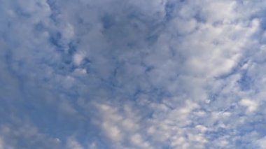 Bulut mavi gökyüzü görüntüleri kamera hareketi.