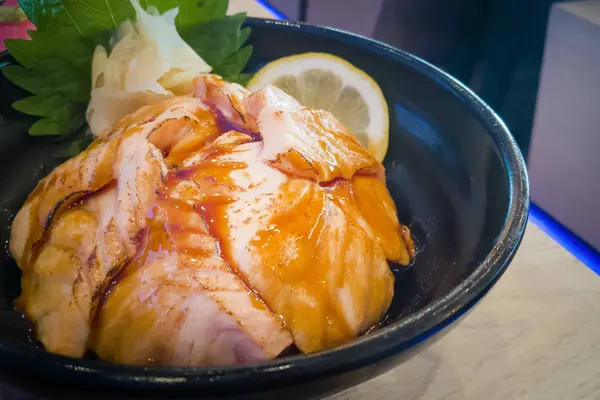 Comida Japonesa Arroz Com Salmão Aburi Grelhado — Fotografia de Stock