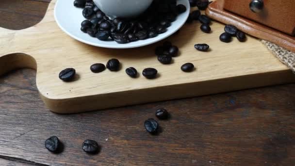 Koffiekopje Koffiebonen Houten Achtergrond Beelden — Stockvideo
