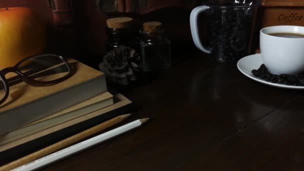 Filiżanka Kawy Ziarna Kawy Drewniane Tła — Wideo stockowe