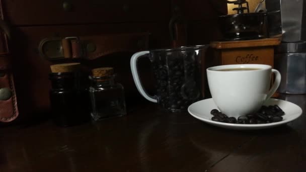 Kaffeetasse Und Kaffeebohnen Auf Holzhintergrundmaterial — Stockvideo