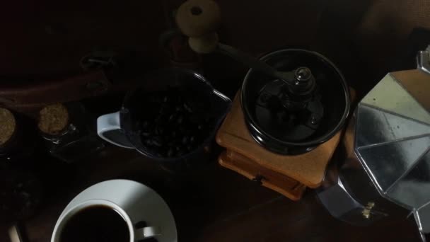 Kaffeetasse Und Kaffeebohnen Auf Holzhintergrundmaterial — Stockvideo