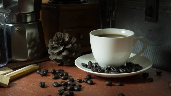 Bir Fincan Kahve Kahve Çekirdekleri Ahşap Antika Görüntü Arka Plan — Stok fotoğraf