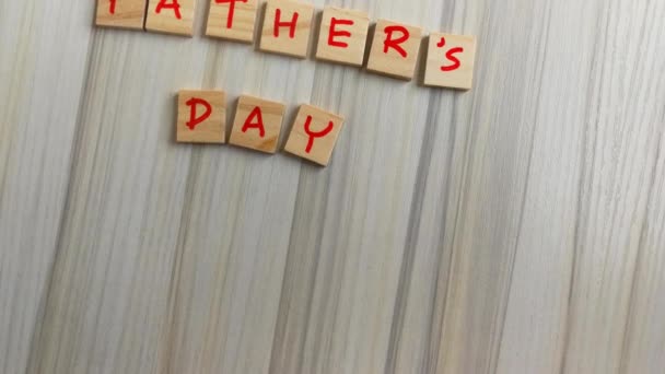 父の日の映像のための木のテーブルの上に小さなプレートのアルファベット — ストック動画