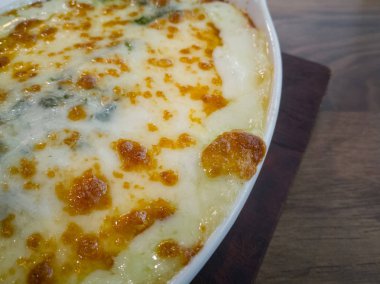 fırında ıspanak ahşap masa görüntü üzerinde kapat.