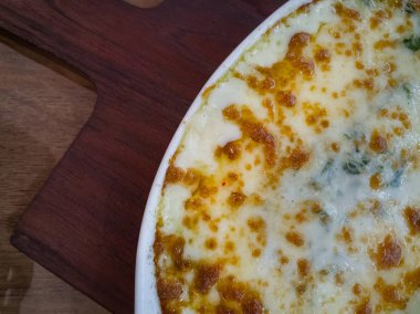 fırında ıspanak ahşap masa görüntü üzerinde kapat.