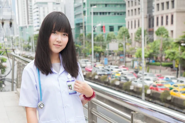 Stetho スコープ屋外病院で若いアジア医師ホワイト シャツ スーツ — ストック写真