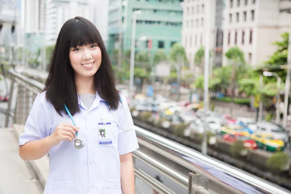 Stetho スコープ屋外病院で若いアジア医師ホワイト シャツ スーツ — ストック写真