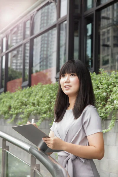 Mujer Negocios Retrato Una Joven Mujer Pie Fuera Los Edificios —  Fotos de Stock