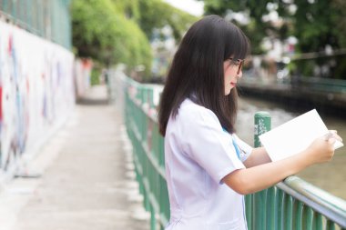 Kadın Asyalı doktor beyaz gömlek uygun stetho kapsam açık hastane ile.