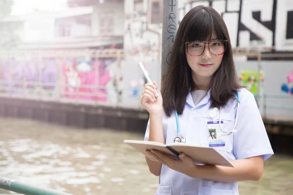 Mujer Asiática Doctor Blanco Camisa Traje Con Estetón Alcance Aire —  Fotos de Stock