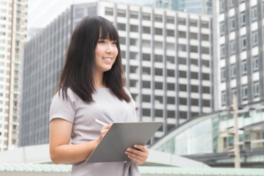  Genç Asya güzellik kadın giyim elbise arka plan çalışma günü açık ışığı.