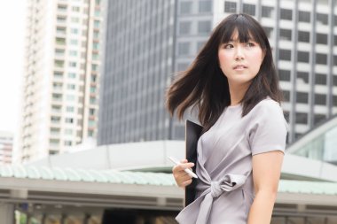  Genç Asya güzellik kadın giyim elbise arka plan çalışma günü açık ışığı.